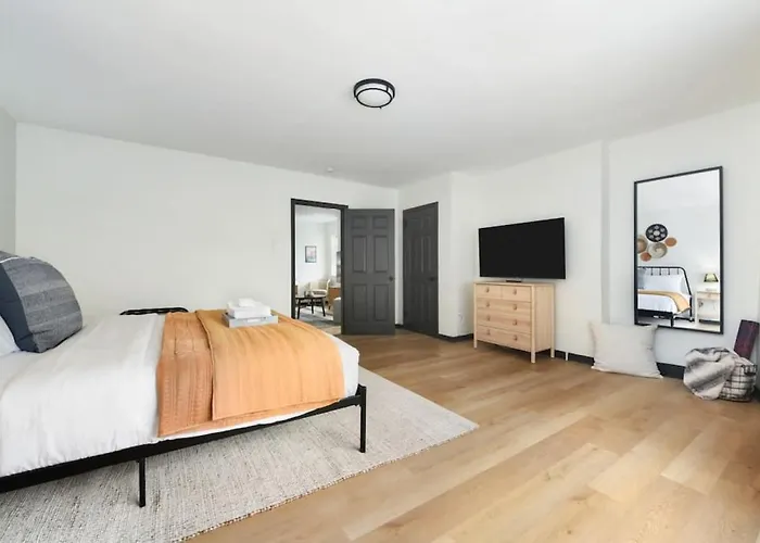 Apartment Hostwise - On Butler St, Lower Lawrenceville, Perfect Location!