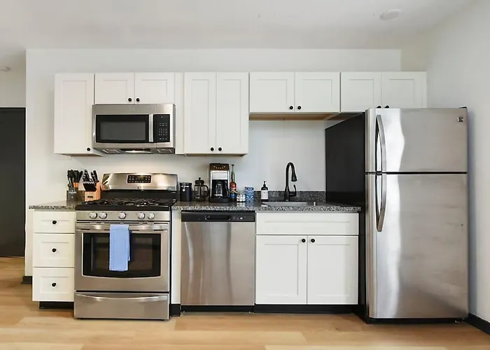 Apartment Hostwise - On Butler St, Lower Lawrenceville, Perfect Location!